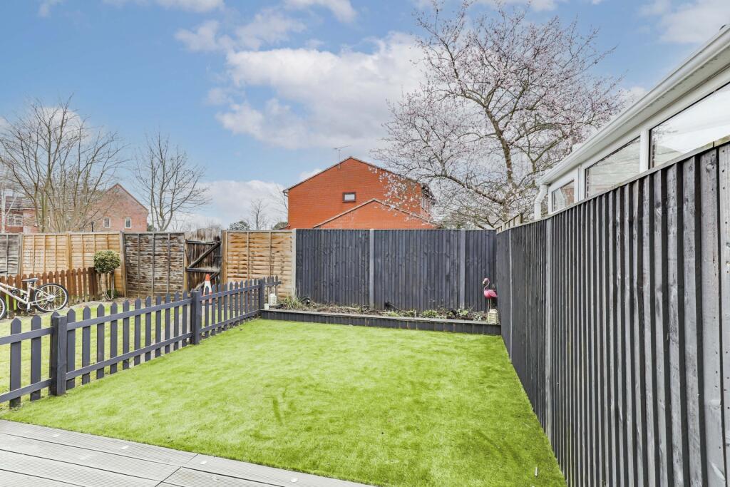Turners Hill, Cheshunt, EN8 photo 2