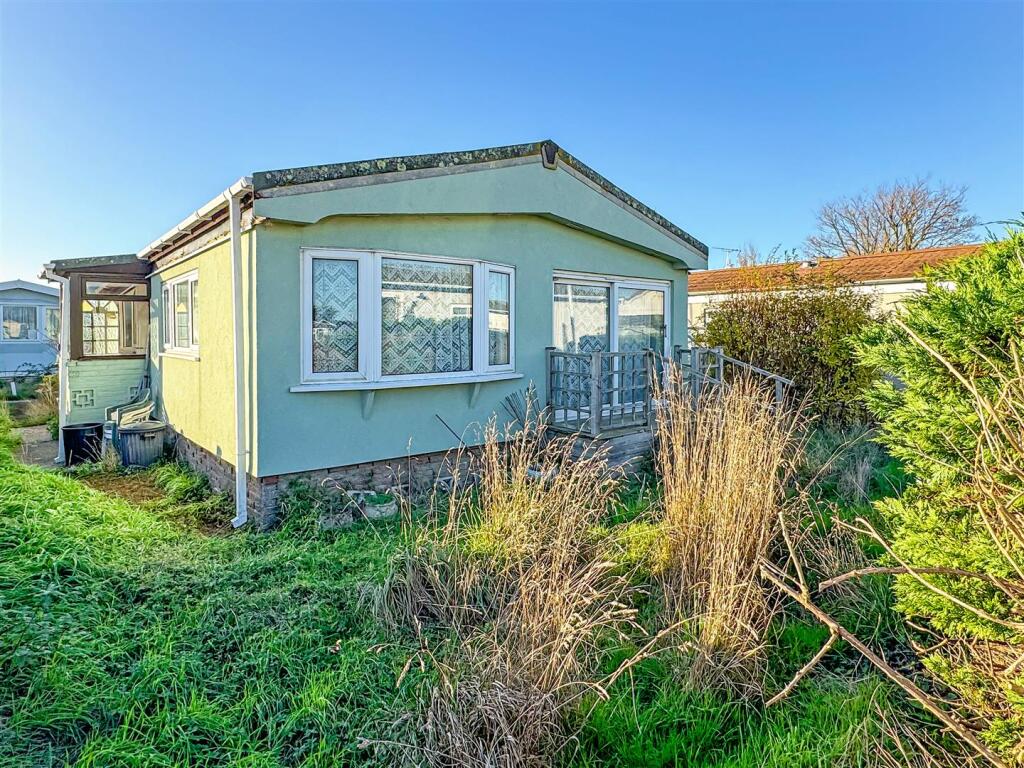 2-bed caravan on Thornlea Court, Littlehampton, £120,000