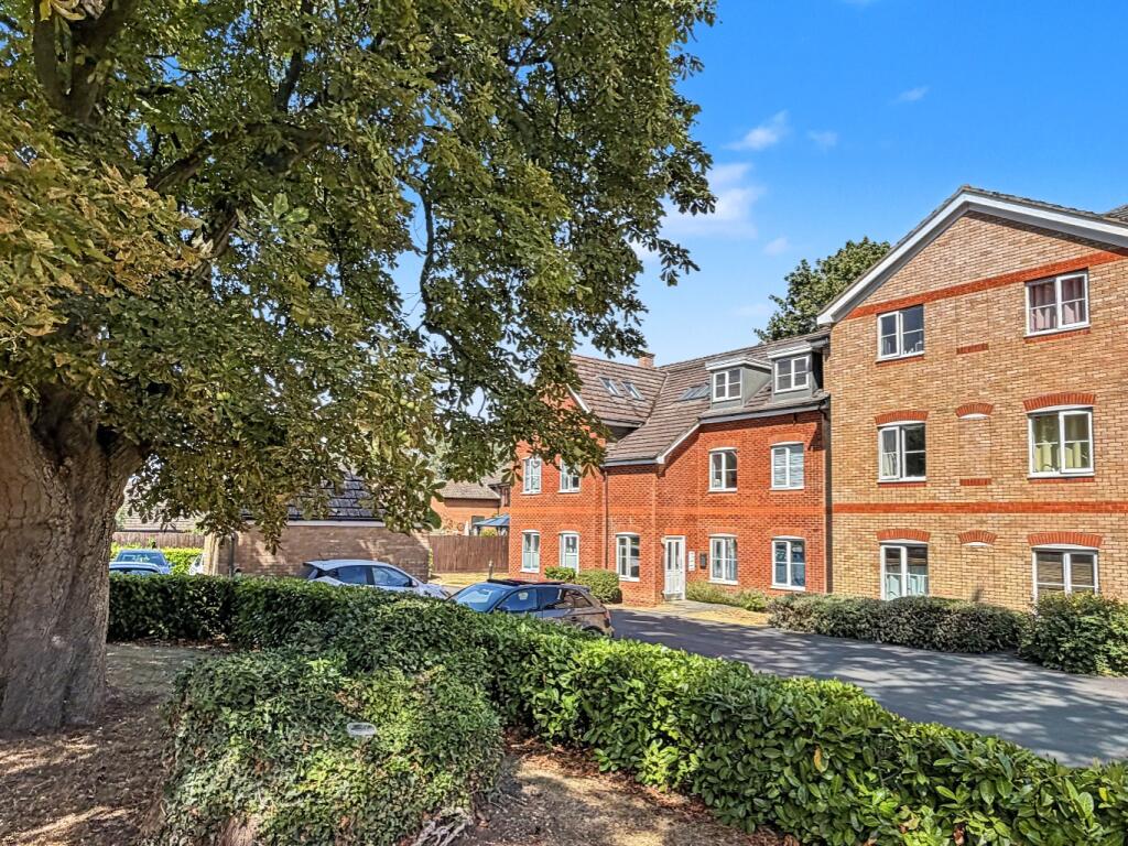 Main image of property: 44 Daneholme Close, Daventry, NN11 0PN