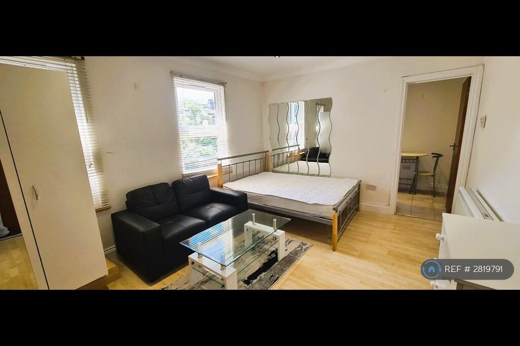 Main image of property: New Southgate, London, N11