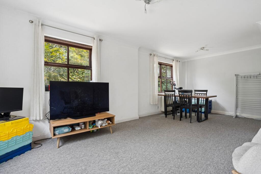 Apartment in Watford, North Watford - View 3