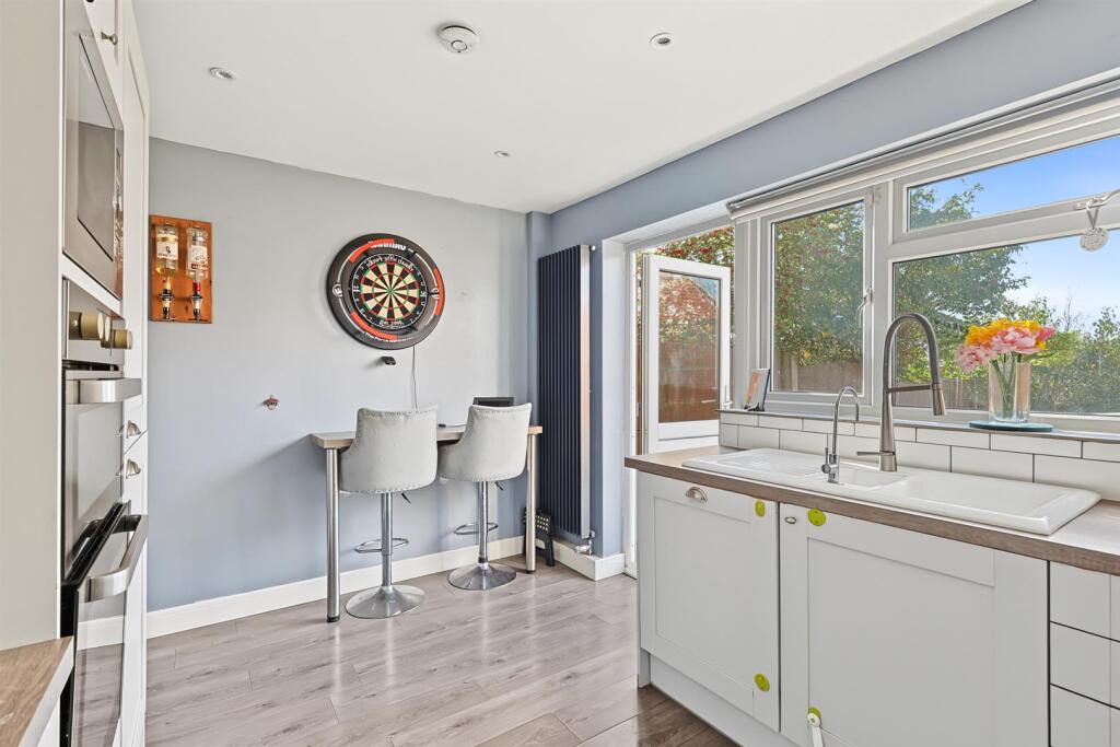 House in Rochford, Rayleigh - View 4