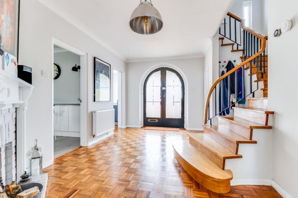 House in Castle Point, South Benfleet - More