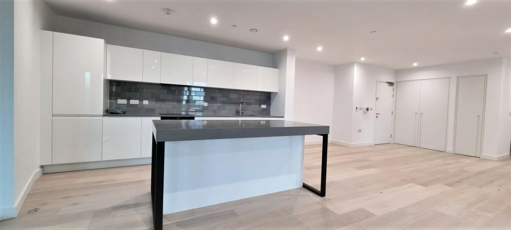 3-bed apartment on 70 Pinnacle House, £895,000