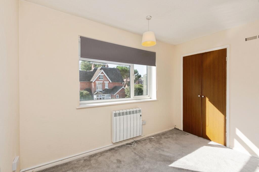 Apartment in Surrey Heath, Surrey - More