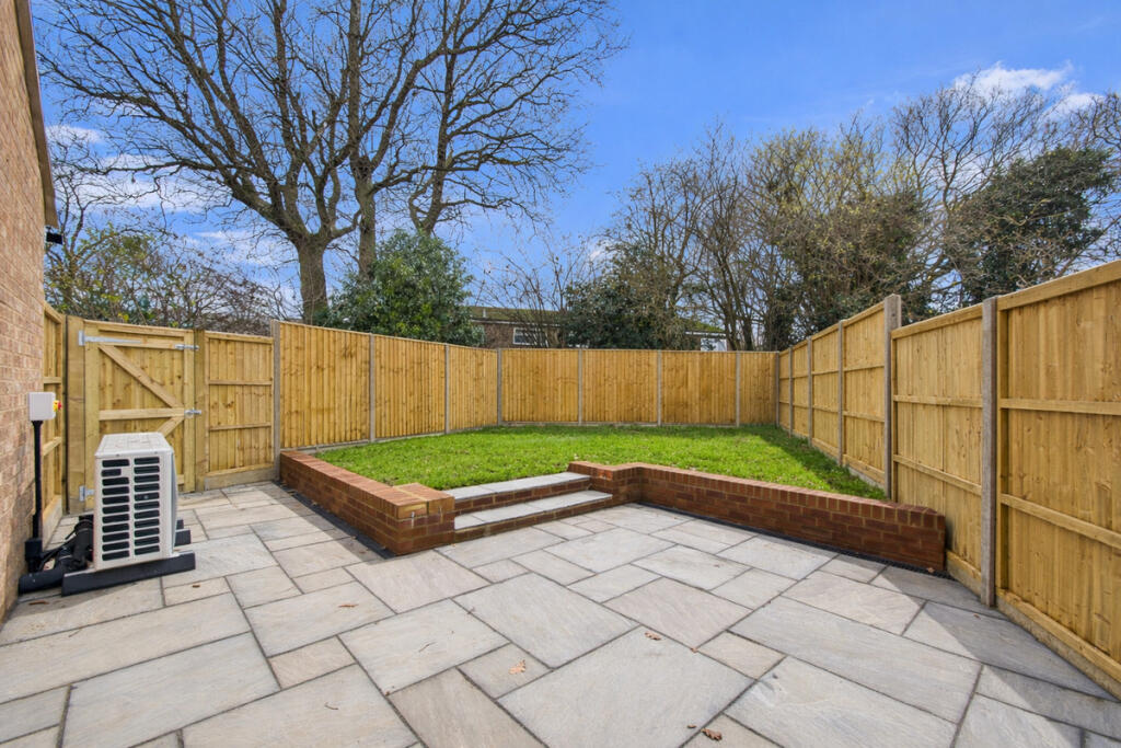 House in Dacorum, Grovehill - View 5