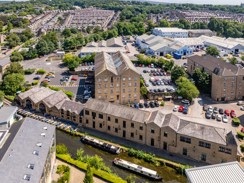 Aerial (Amenities and Parking)