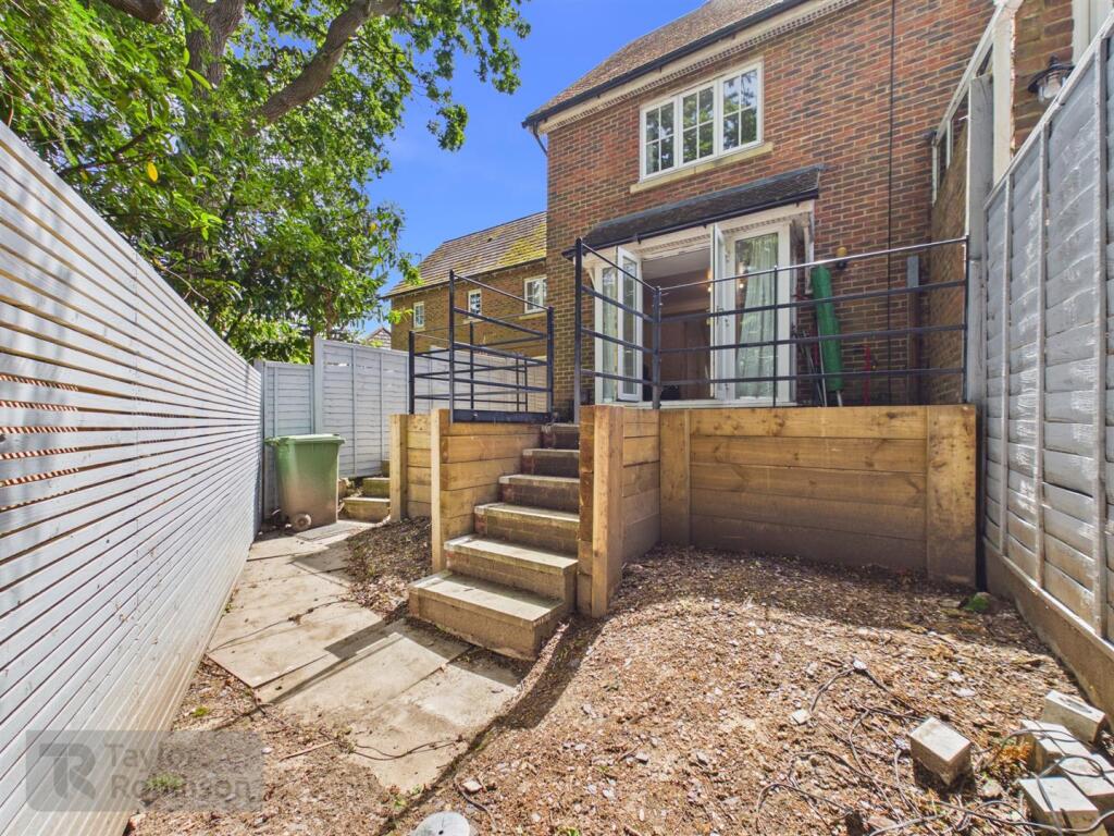 House in Crawley, Southgate - View 5