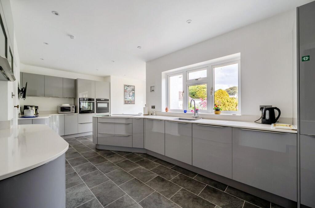 House in Highcliffe-on-Sea, Friars Cliff - View 3