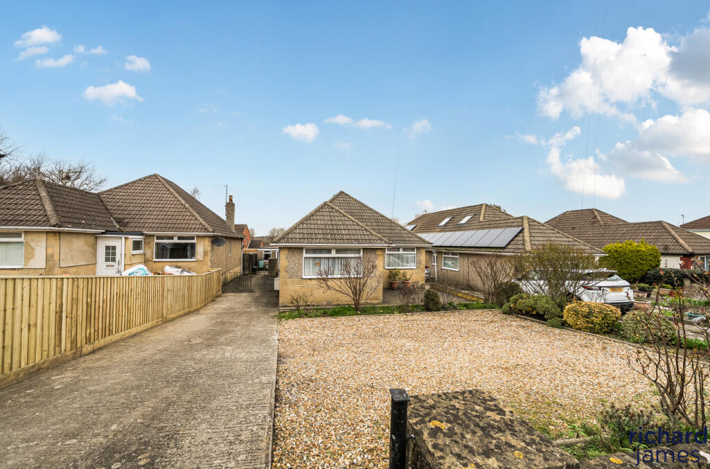 3-bed detached on Whitworth Road, Swindon, SN25, £350,000