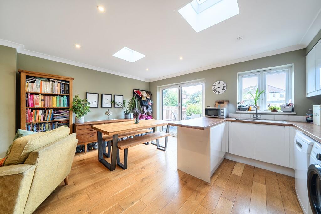 House in London, Royal Borough of Kingston upon Thames - View 4