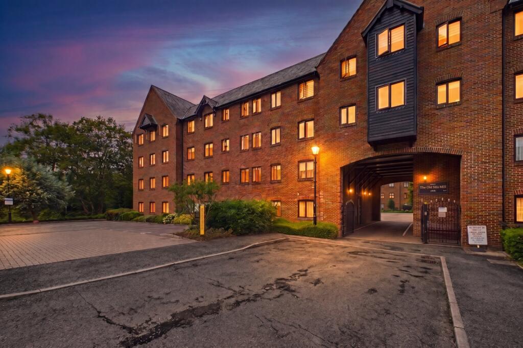 Main image of property: Silk Lane, Twyford, Reading, Berkshire, RG10
