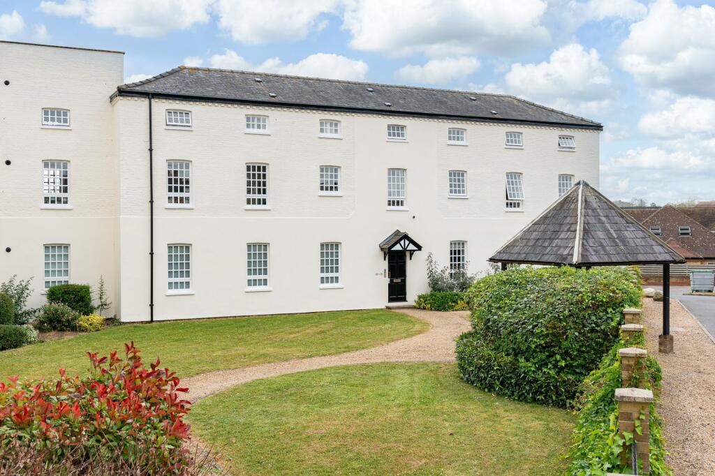 2-bed apartment on Collett Road, The Octagon Collett Road, SG12, £280,000