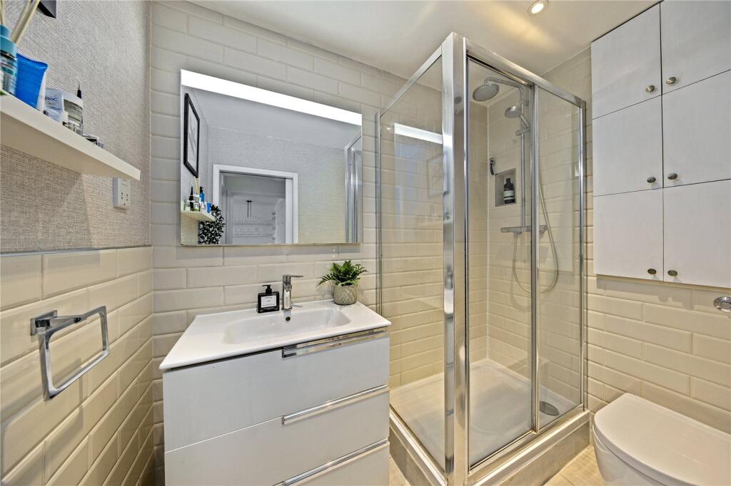 Apartment in Richmond, North Sheen - More
