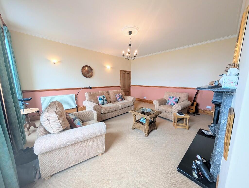 Main image of property: Flat 4, 10 Royal Crescent, Whitby, North Yorkshire, YO21 3EJ
