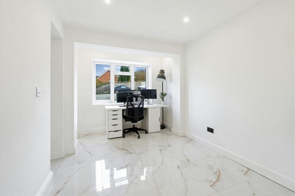 House in Tadworth, Tattenham Corner - More