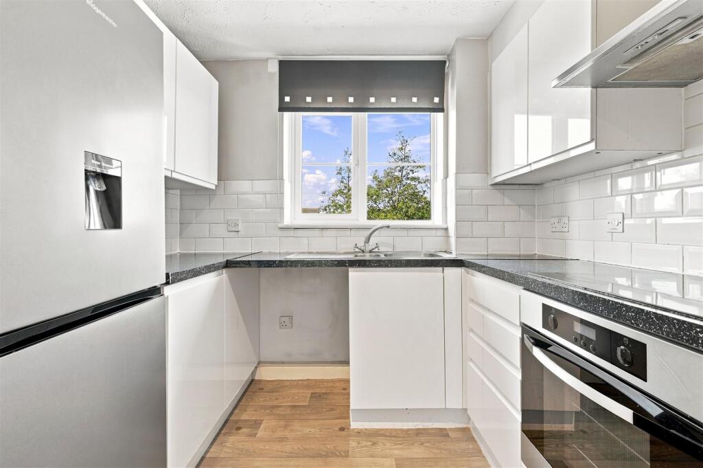 Apartment in Enfield, Enfield Island Village, London Borough of Enfield - View 5