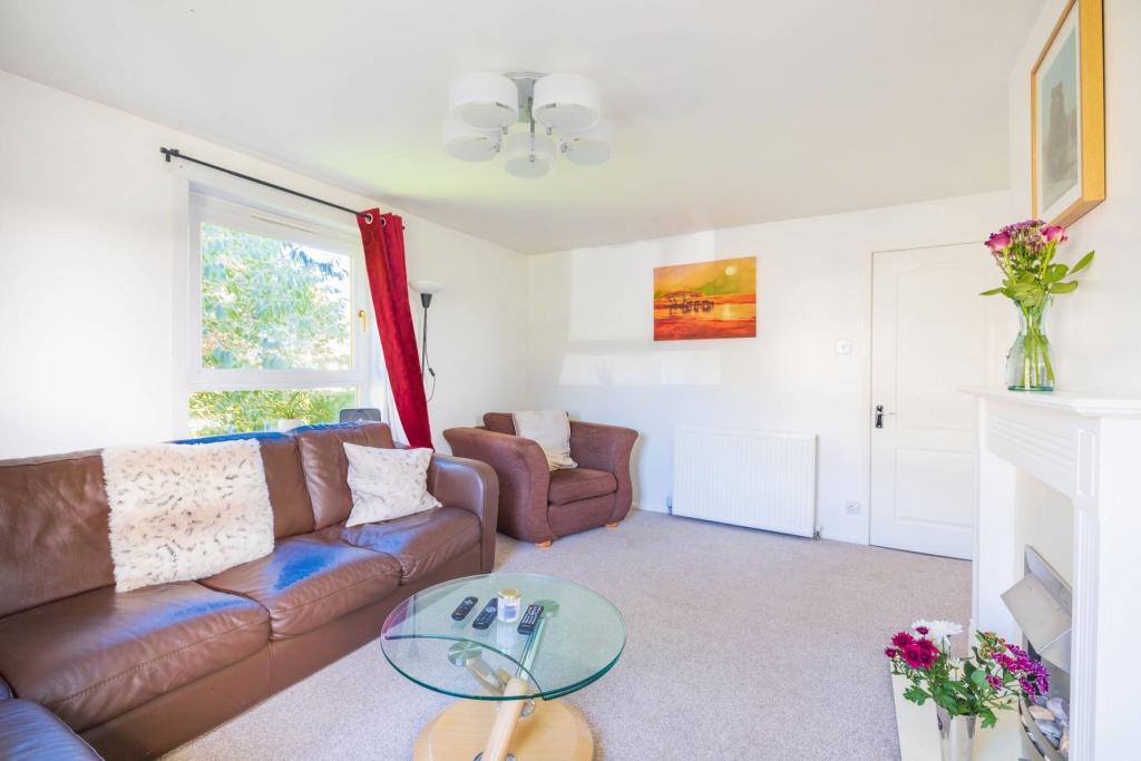 8 Dancing Cairns Crescent, Aberdeen, AB16 7DN photo 4
