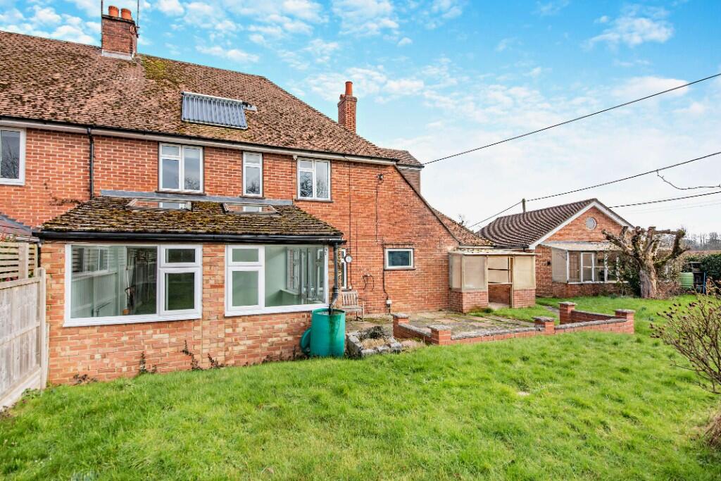 Main image of property: Gravelly Close, North End, Newbury, RG20 0BG