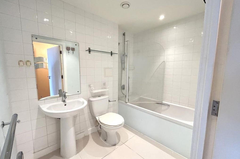 Apartment in Southall - More