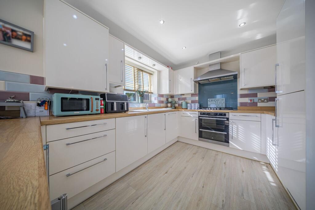 House in Crewe, Shavington cum Gresty - More
