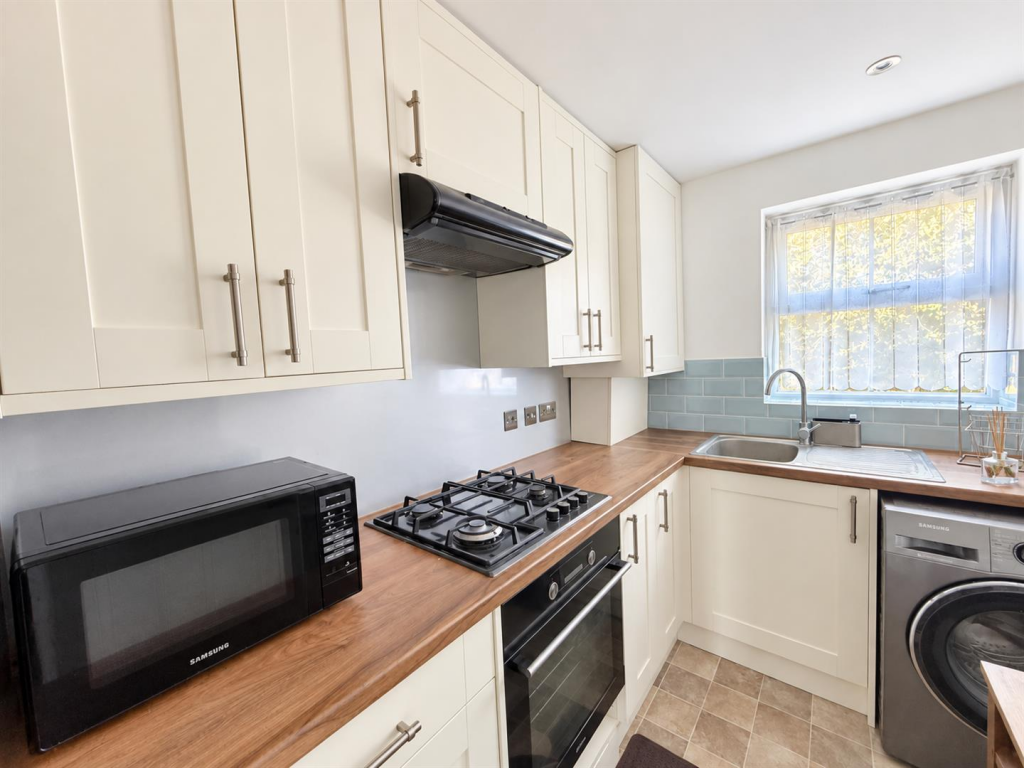 Apartment in Southall - View 4
