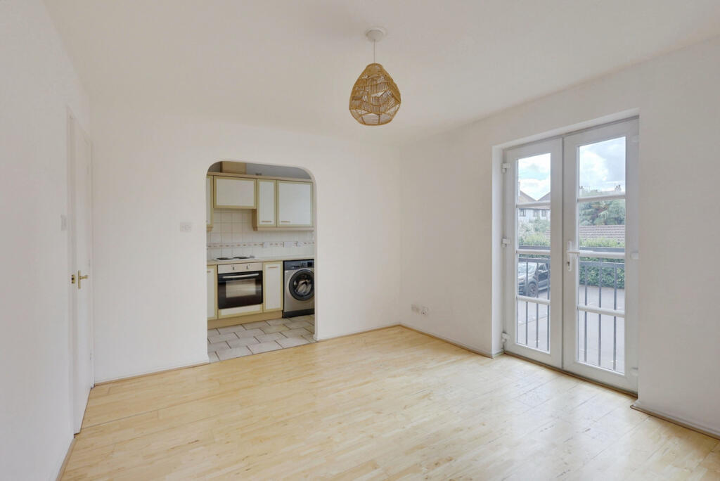 Apartment in Southend-on-Sea, Essex - View 3