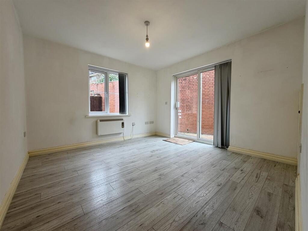 House in Gloucester, Gloucestershire - More