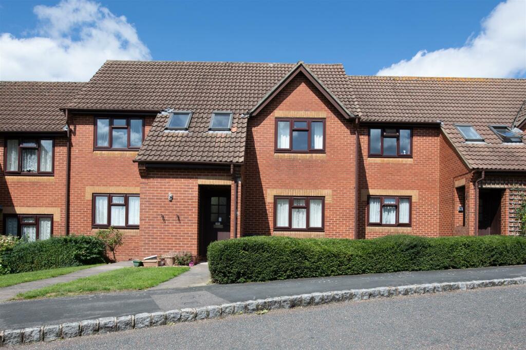 2-bed flat on Lansdowne Way, High Wycombe, £120,000