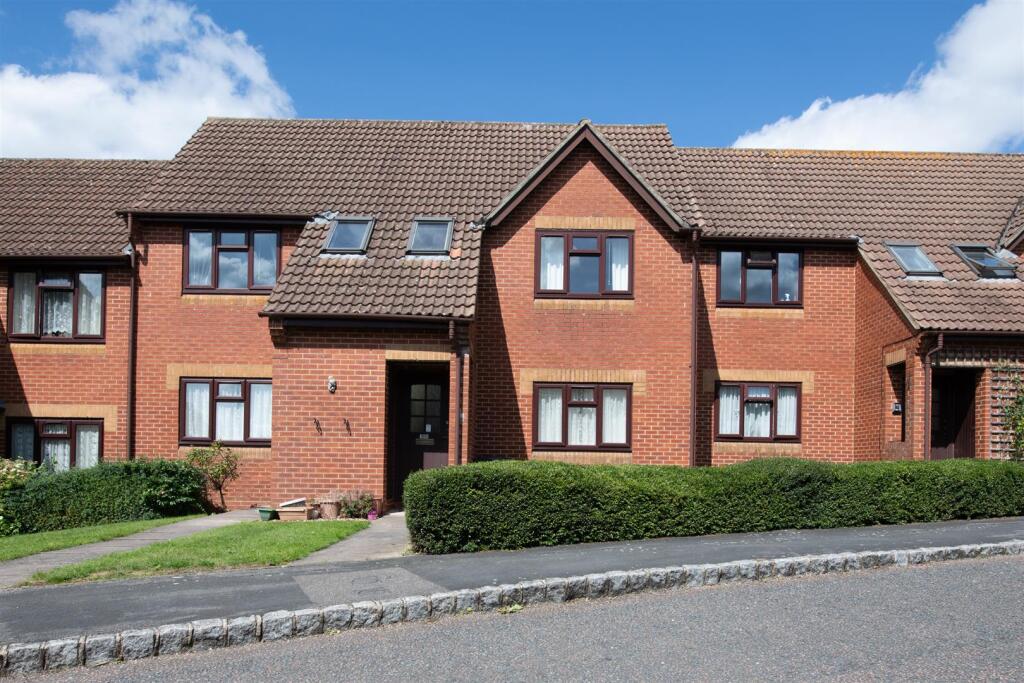2-bed house on Lansdowne Way, High Wycombe, £95,000
