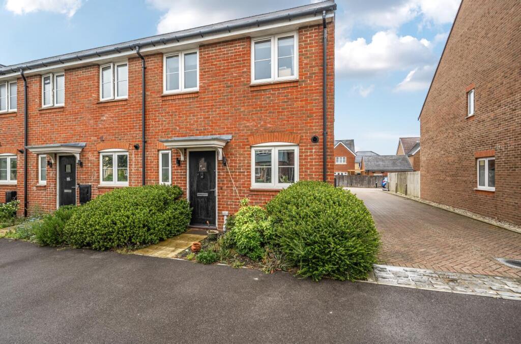 3-bed semi-detached on Longacres Way, Chichester, £146,000