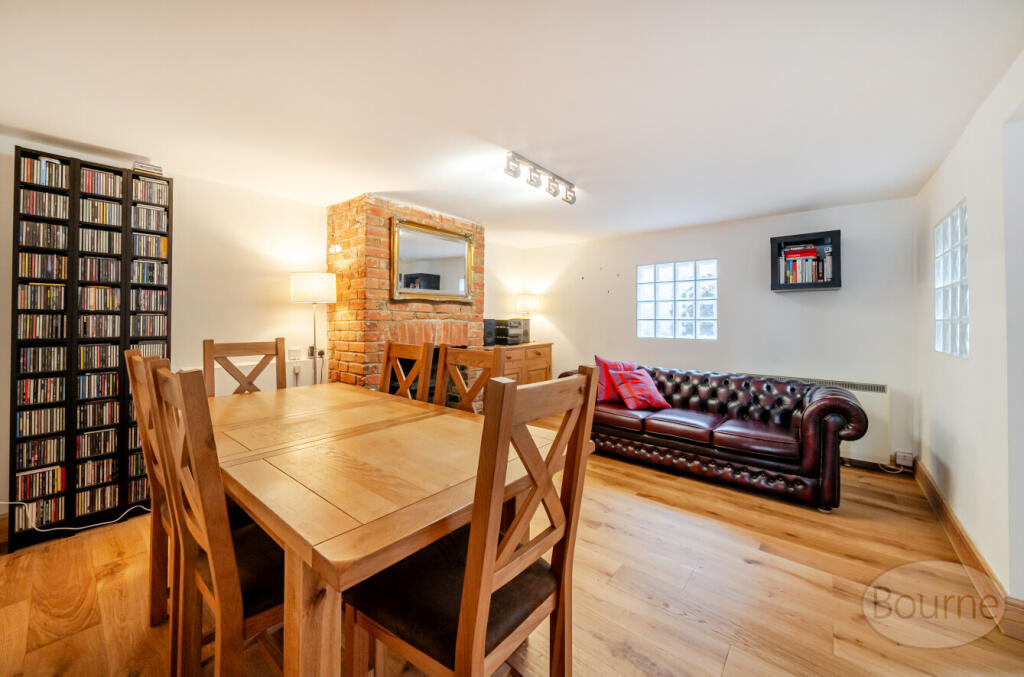The Street, Wrecclesham, Farnham, Surrey, GU10 photo 4