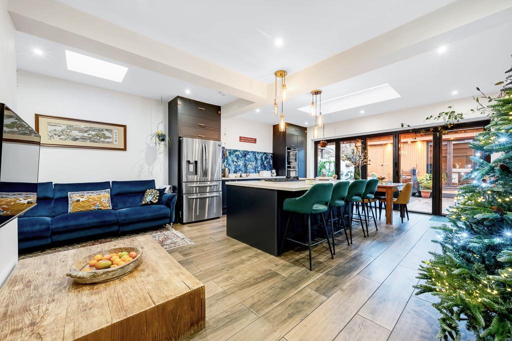 Main image of property: Grove Avenue, Hanwell, London, W7 3EP