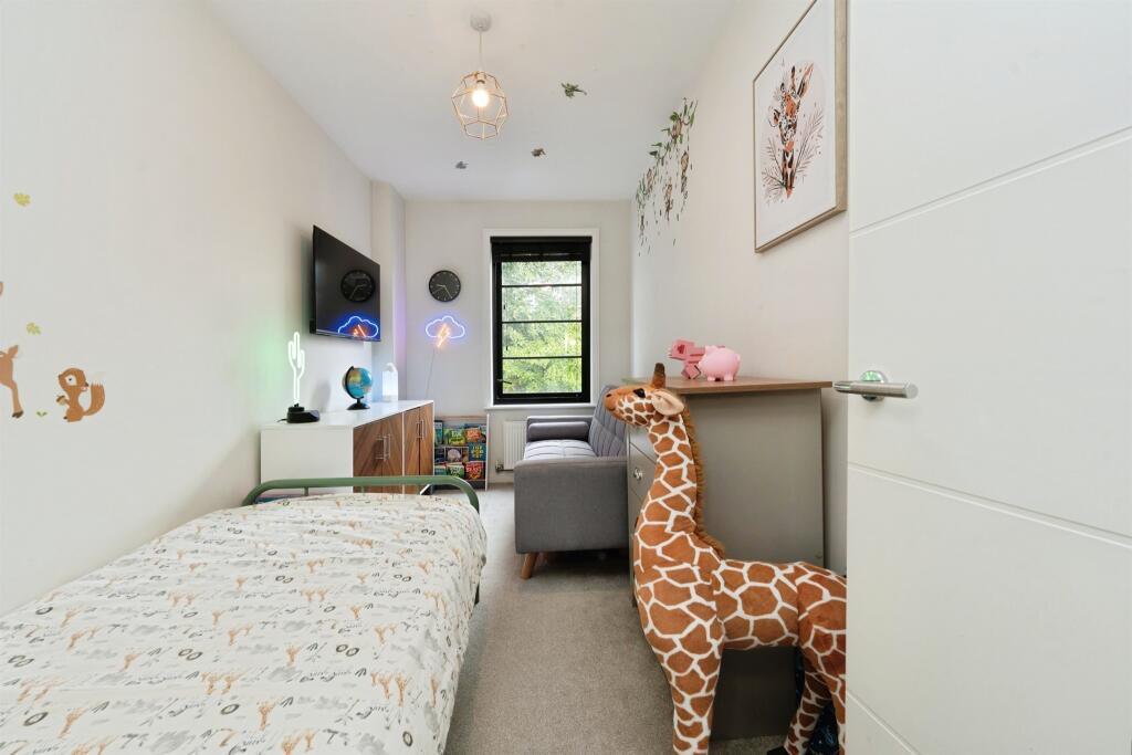 Apartment in Watford, Hertfordshire - More