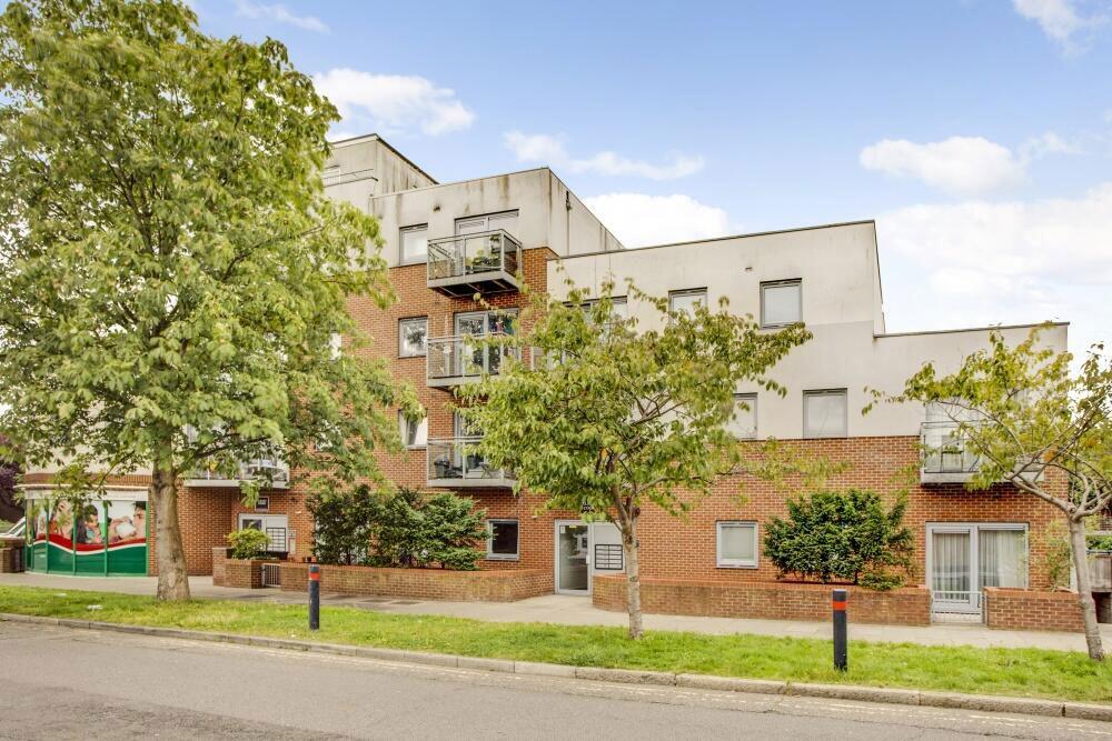 Main image of property: 408 Kenton Road, Harrow, Middlesex, HA3 9BH