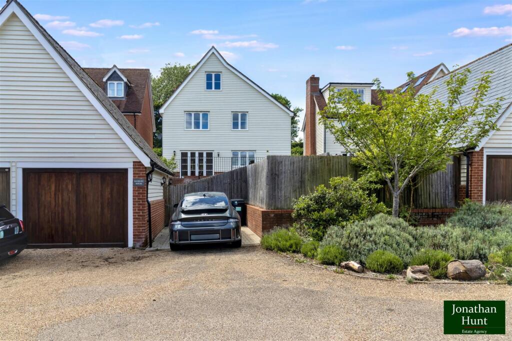 Main image of property: CHAIN FREE - BRAUGHING