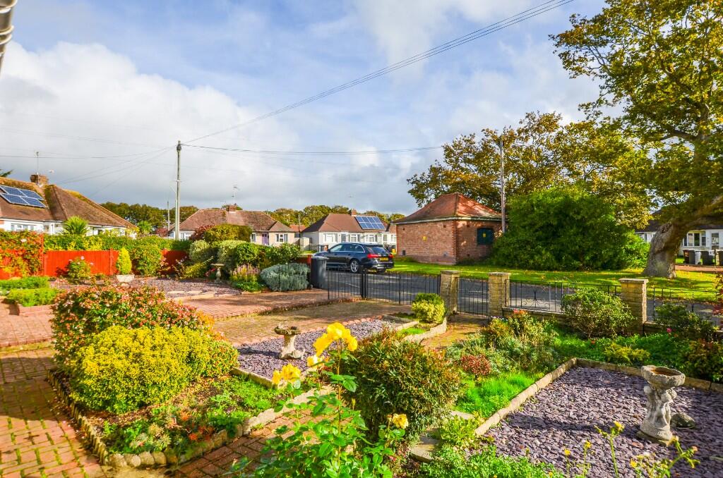 Central Avenue, Polegate, East Sussex, BN26 photo 3