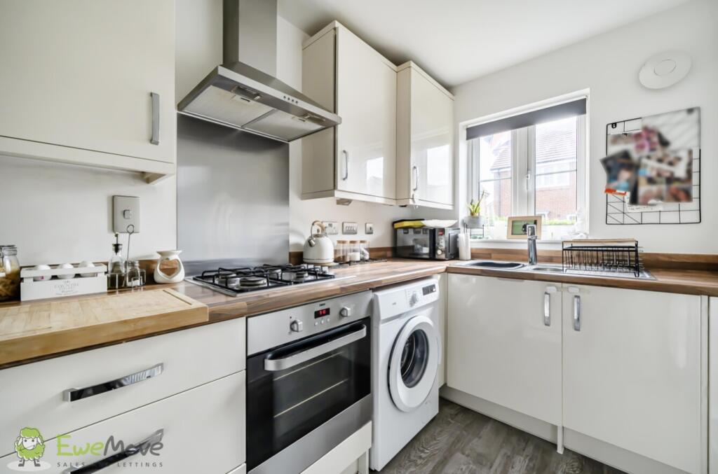 House in Basingstoke and Deane, Tadley - More