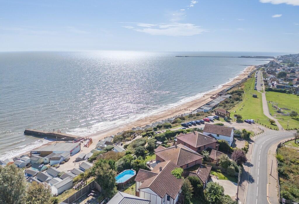 Naze Park Road, Walton On The Naze photo 4