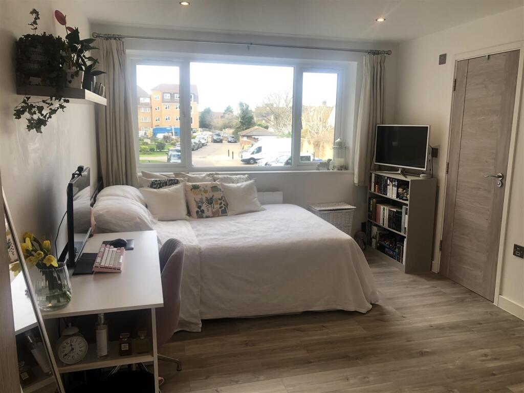Apartment in Kingston upon Thames - View 2