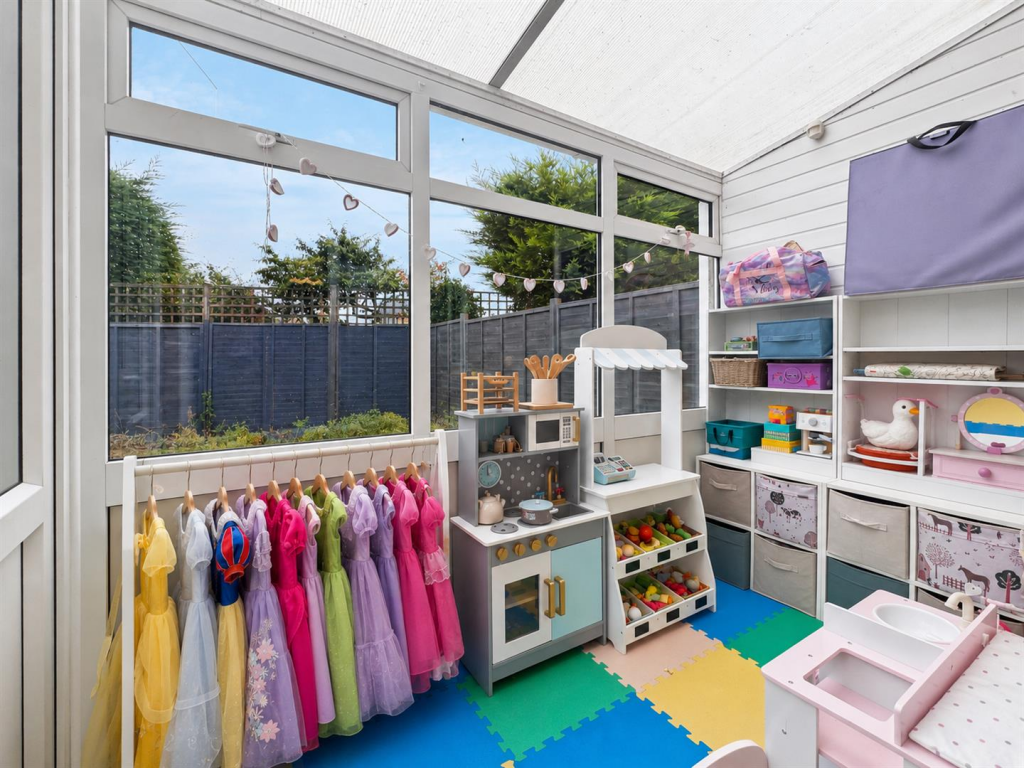 House in Blaby, Narborough - More