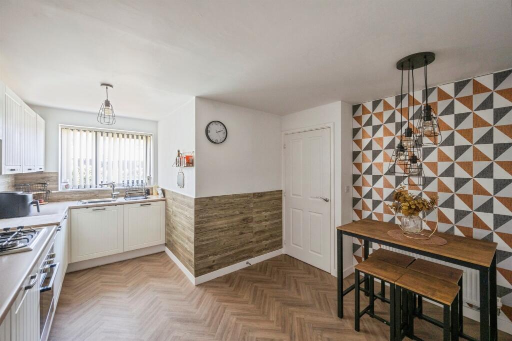 Woodfield Way, Balby, Doncaster photo 4