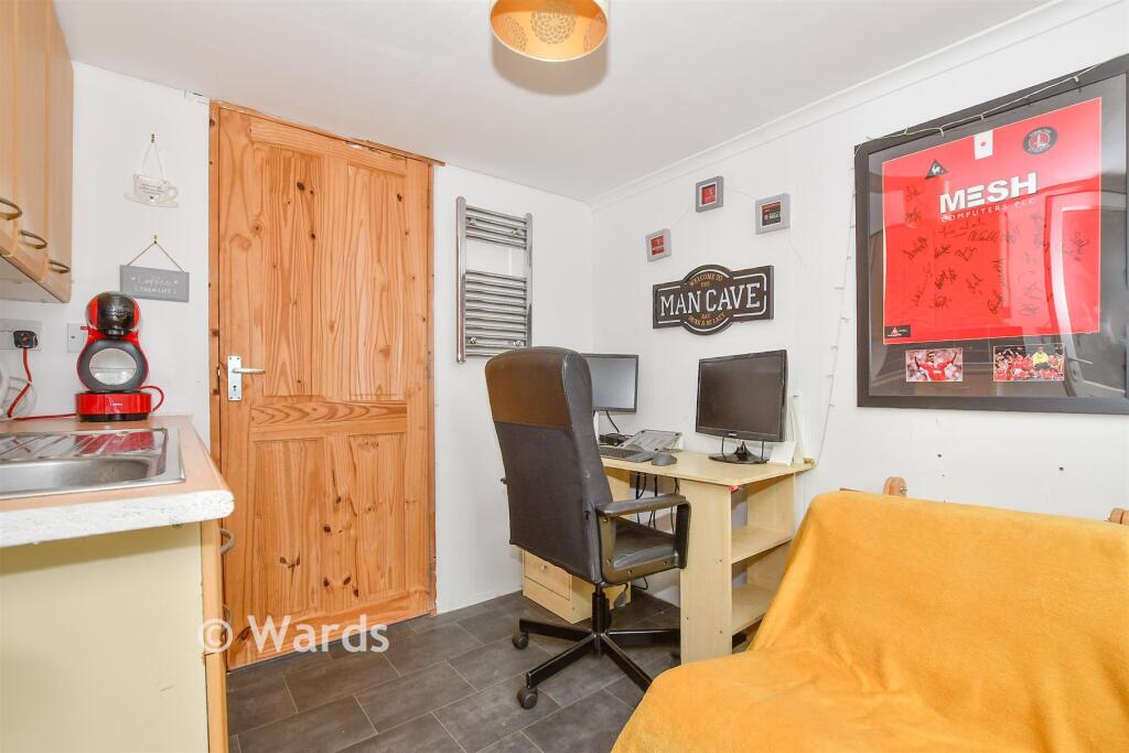 House in Tunbridge Wells, Paddock Wood - View 3