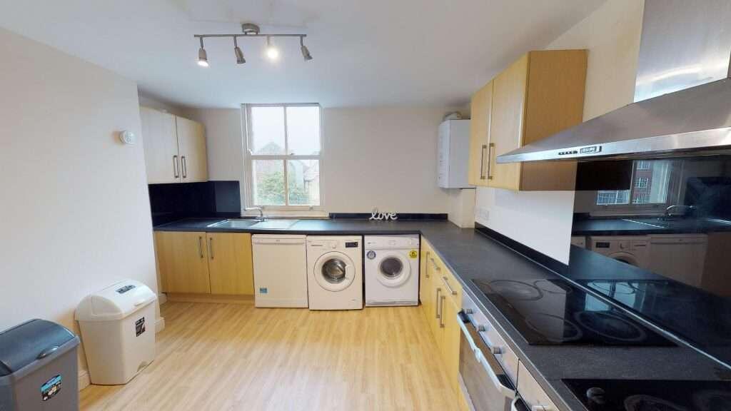 Main image of property: Flat 3, 498 Glossop Road, Broomhill, S10 2QA
