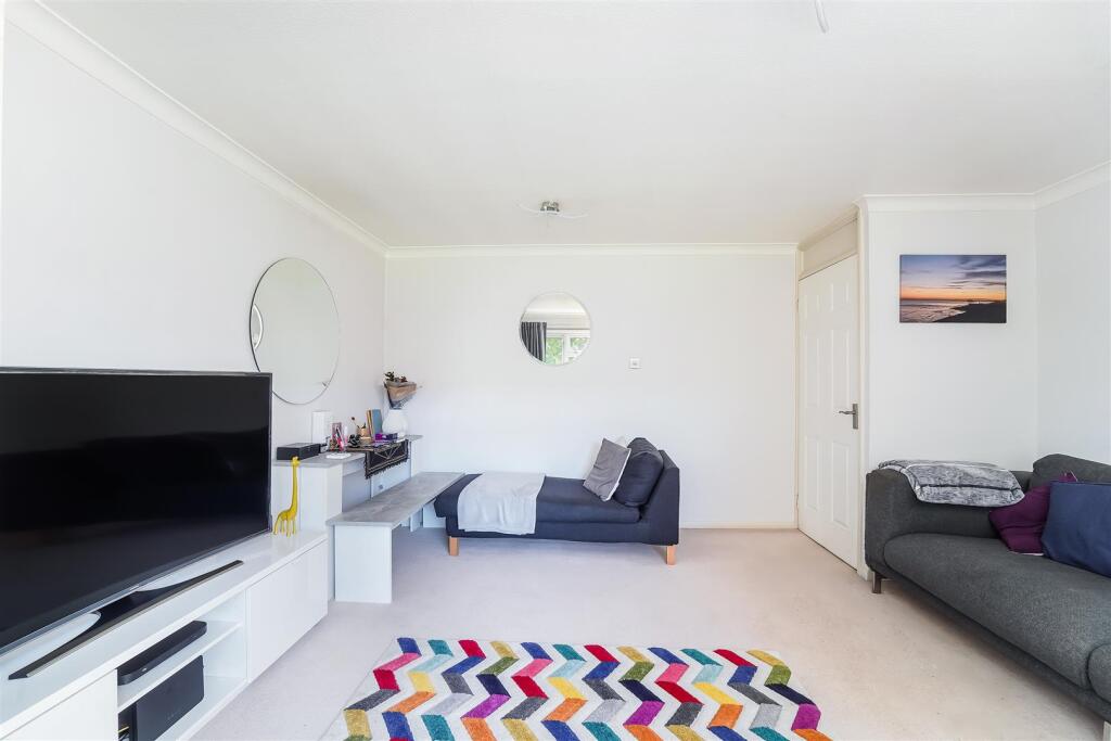 Apartment in Reigate and Banstead, Surrey - More