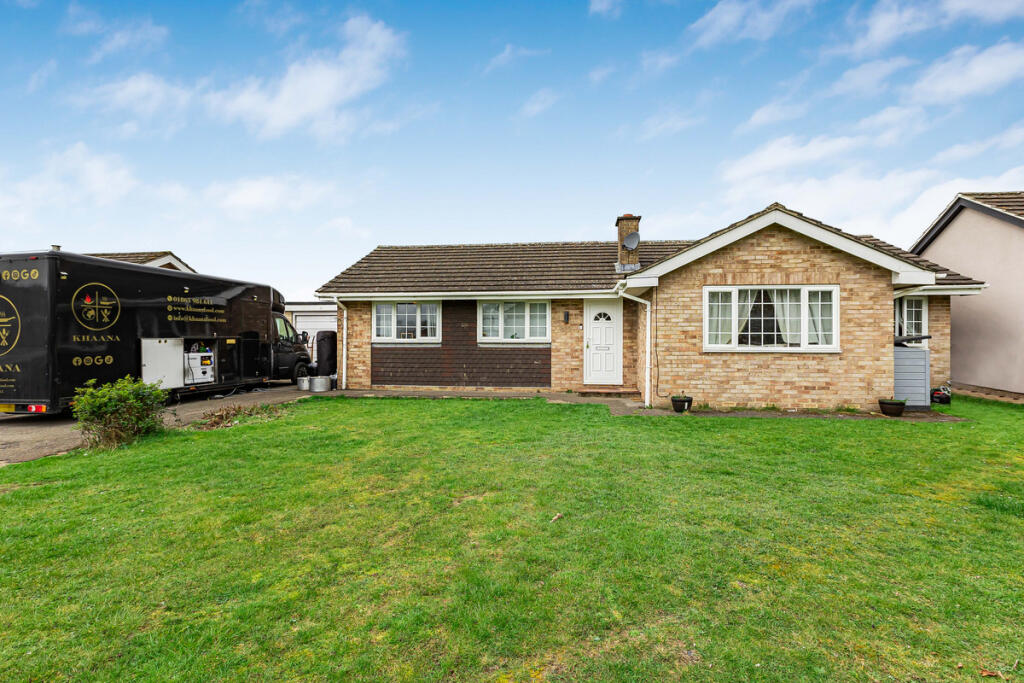 Main image of property: Begbroke Crescent, Begbroke, OX5