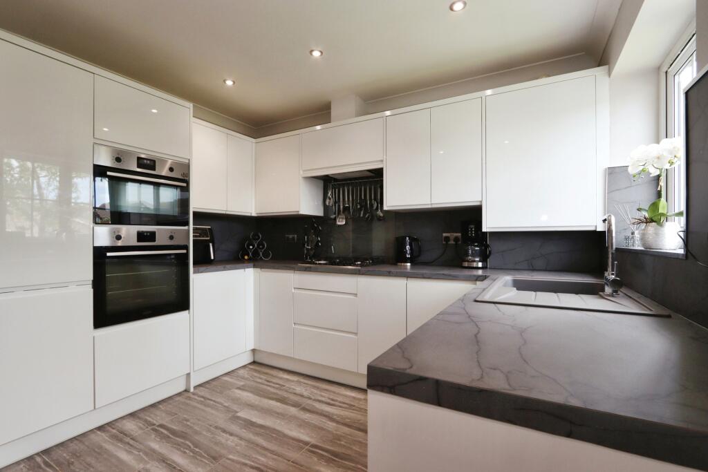 Danella Crescent, Wrenthorpe, Wakefield, West Yorkshire, WF2 photo 2