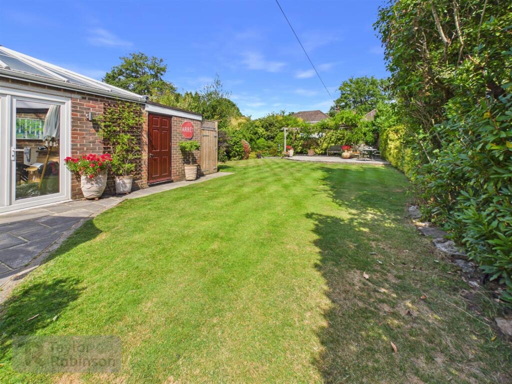House in Crawley, Worth - View 5