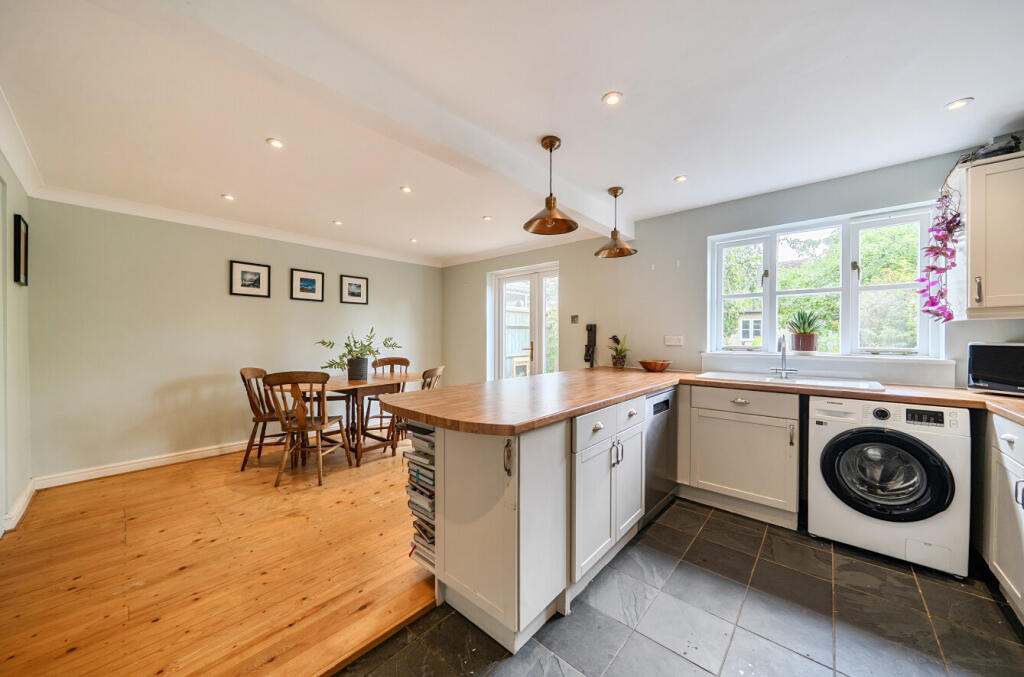 House in Gloucester - View 3
