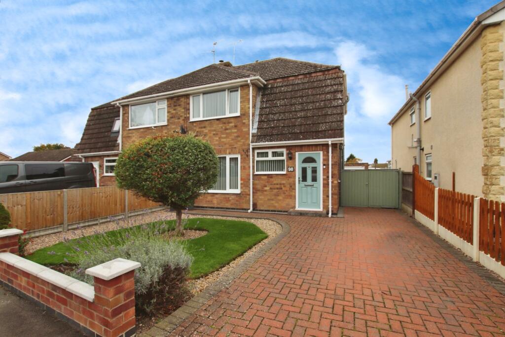 3-bed semi-detached on Hollywell Road, Lincoln, £240,000
